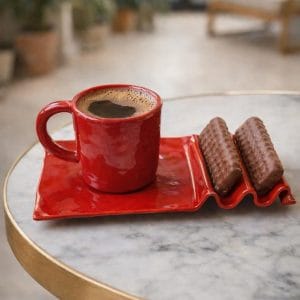 kırmızı seramik kahve fincanı ve dalgalı sunum tabağı seti