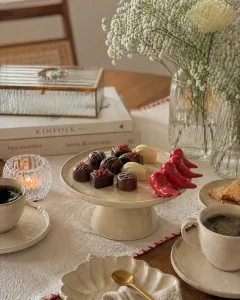 ayaklı seramik sunum tabağı – zarif kahve & tatlı servisi